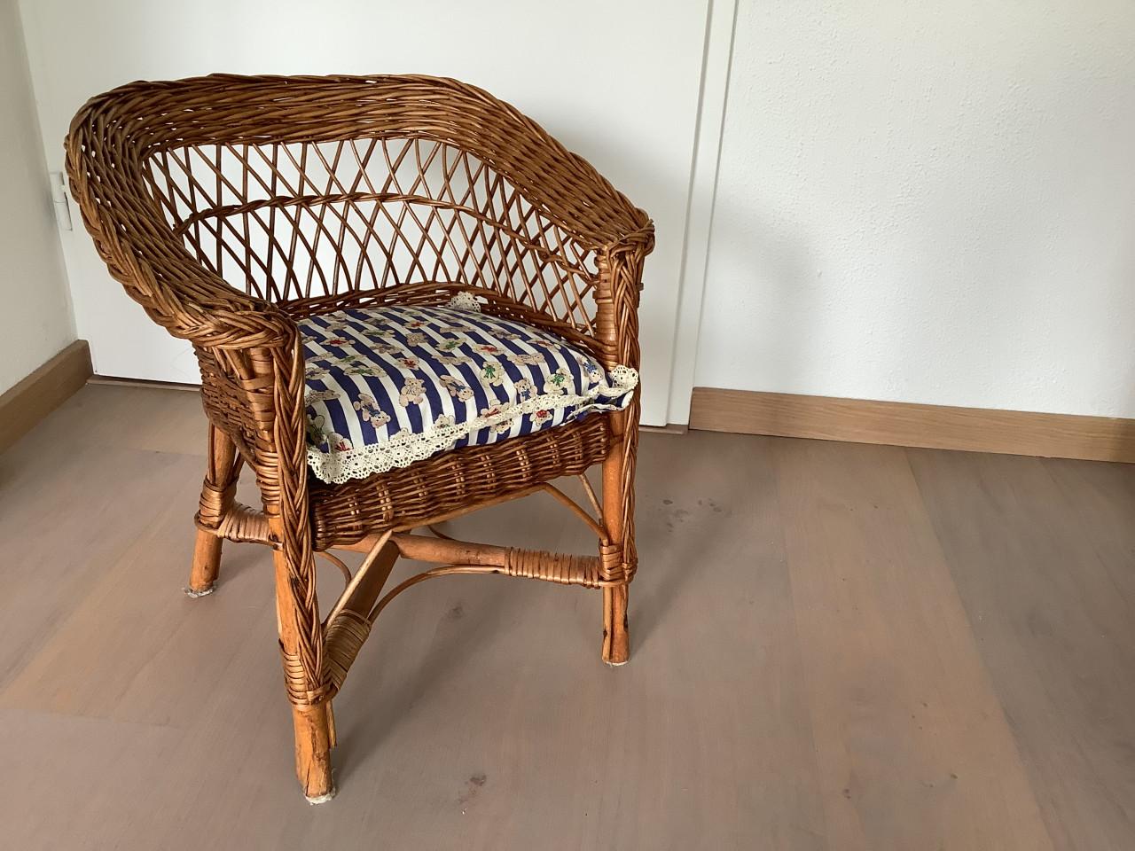 Rotan kinderstoeltje met kussentje