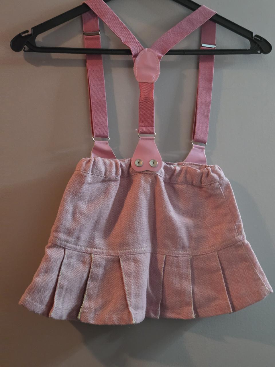 Roze geplooide rok met bretels. name It Maat 86