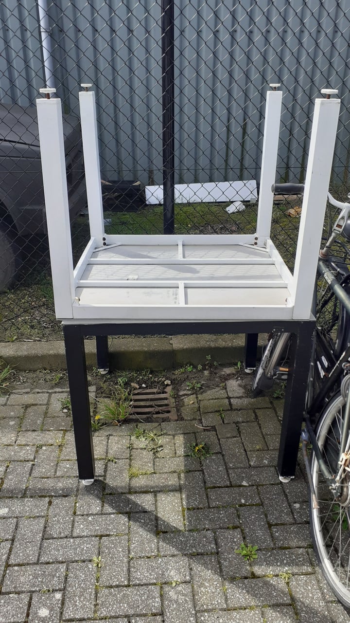 Tafels 90 x 90 cm witte & zwarte dik ALLUMINIUM.! Black & White Design.!