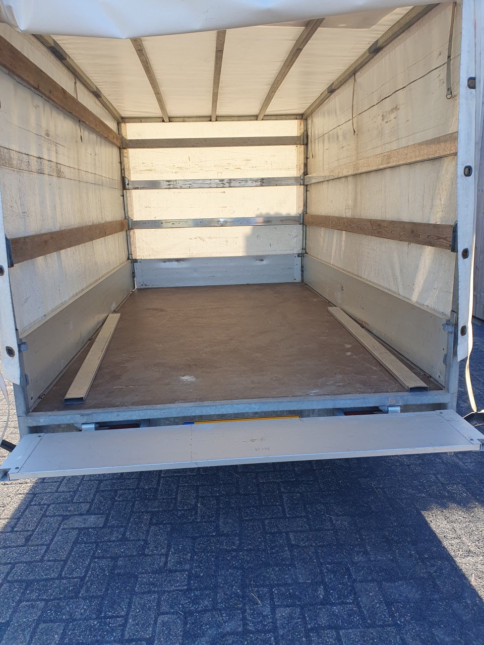 Aanhanger met huifopbouw
