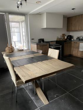 Prachtige eiken kloostertafel met leren stoelen, 240x100cm