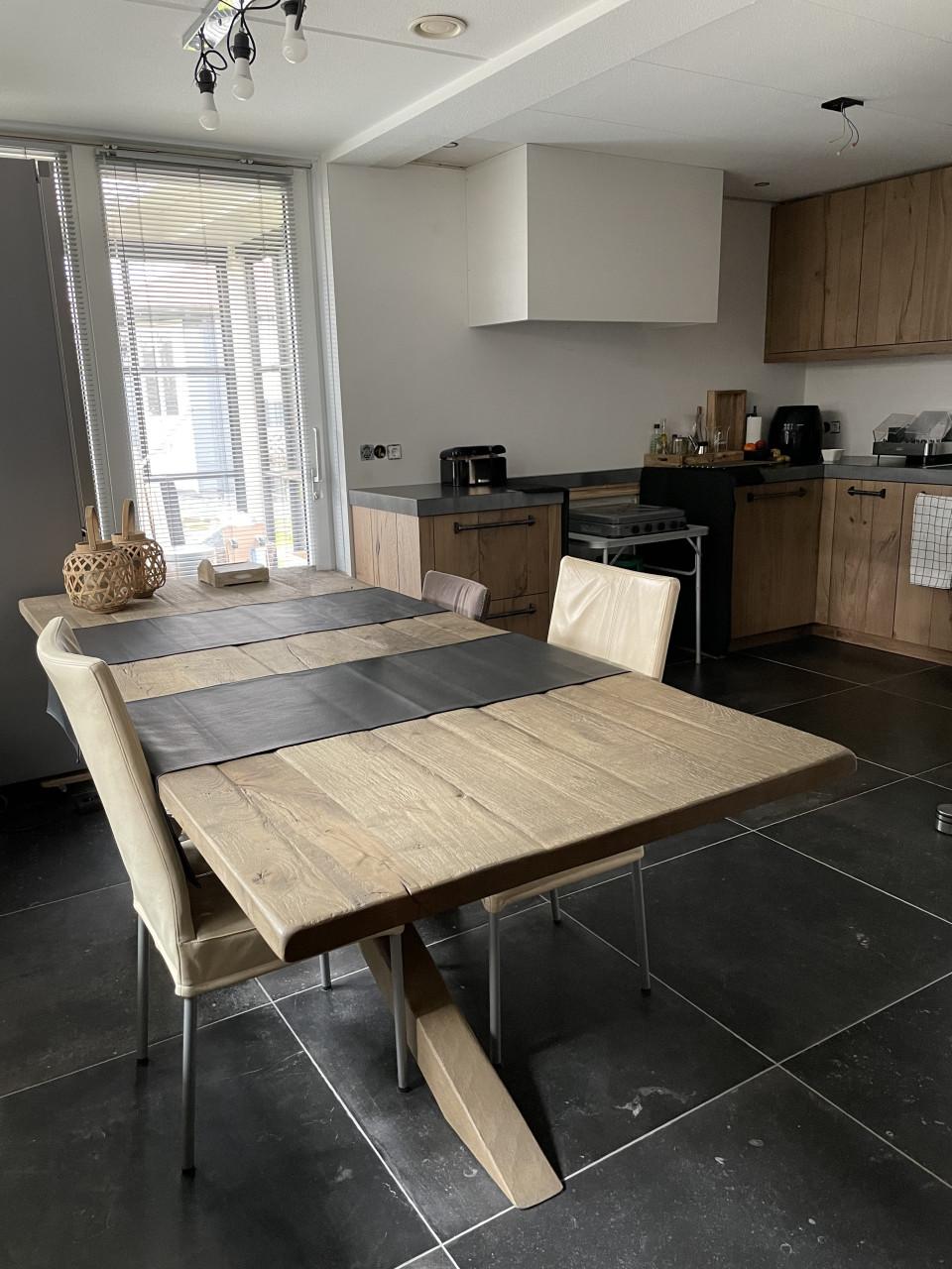 Prachtige eiken kloostertafel met leren stoelen, 240x100cm