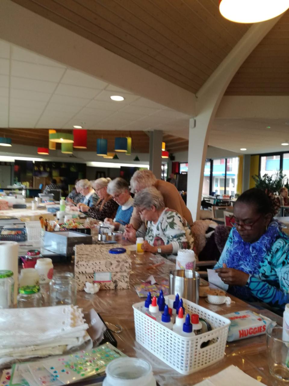 Kaartenmakers gezocht, waarbij gezelligheid en kaarten samen gaan