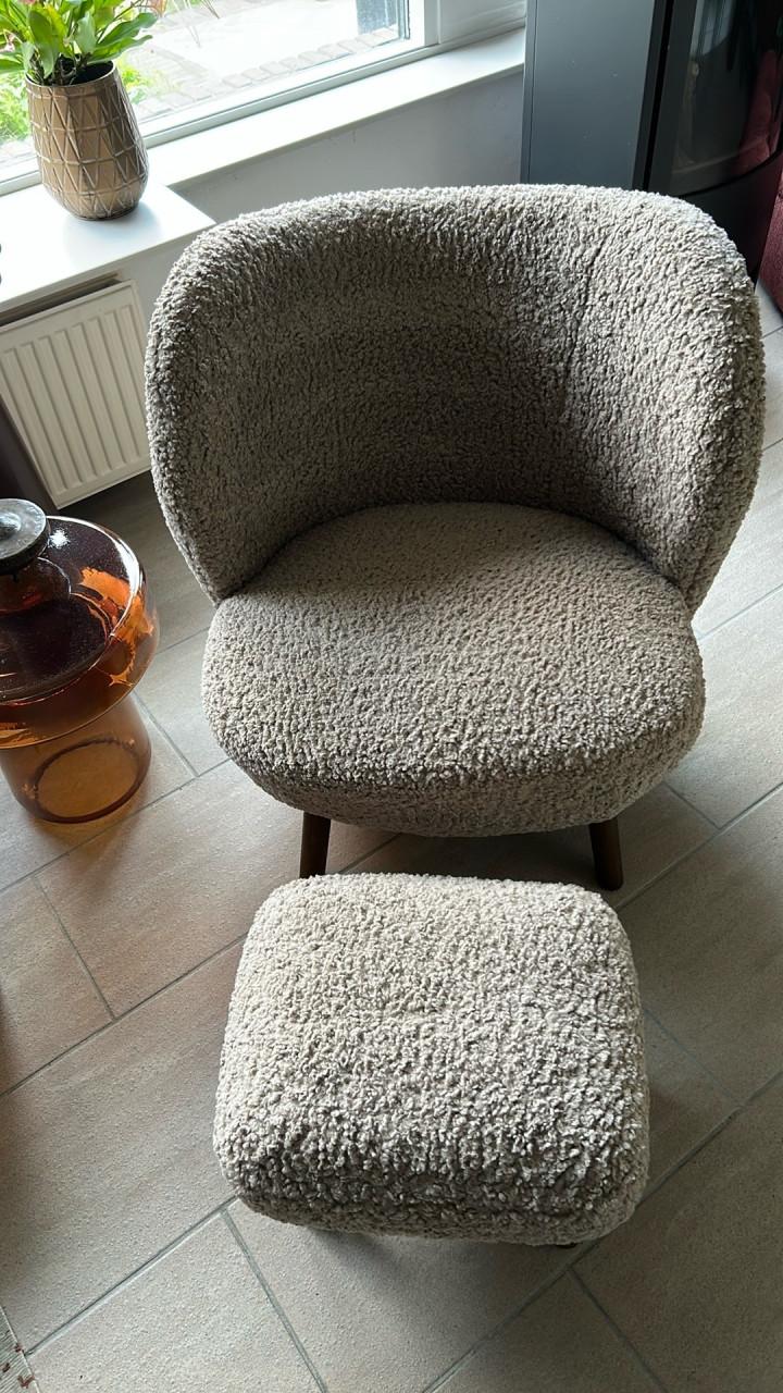 Fauteuil met bijpassend voetenbankje. als nieuw 175,00.
