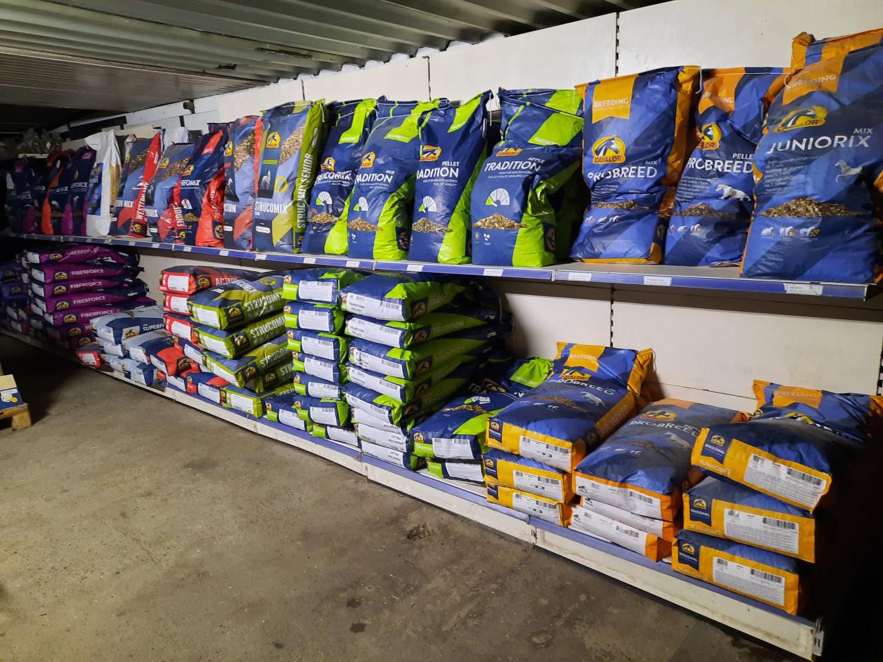 Groot assortiment paardenvoeders- en benodigdheden