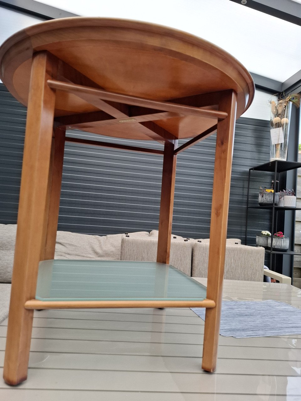 Design bijzettafeltje met melkglas Giorgetti