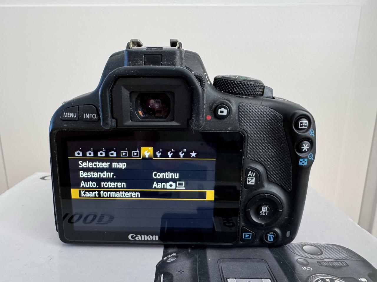 Canon EOS 100D camerabody inclusief lader, 4 accu’s, cover, doos en strap