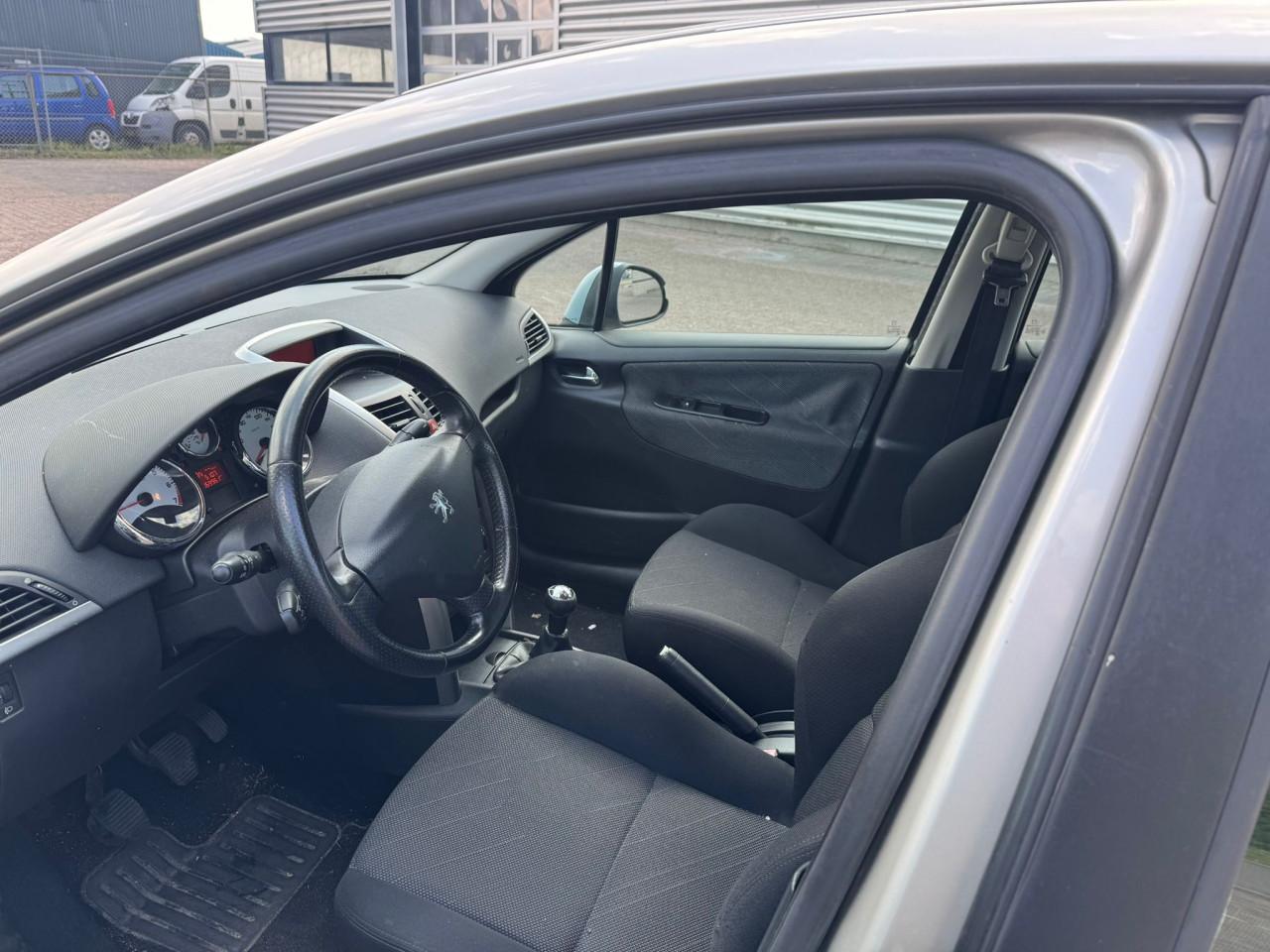 Peugeot 207 bj 2007  1600 euro