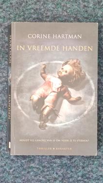 Boek: lichte thriller. In vreemde handen van Corine Hartman.