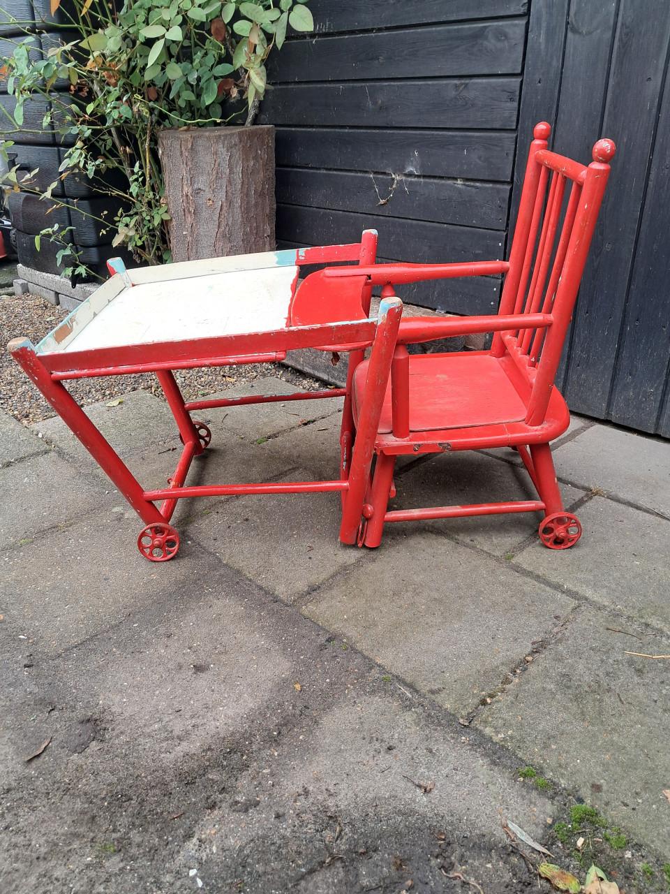 Oude vintage kinderstoel