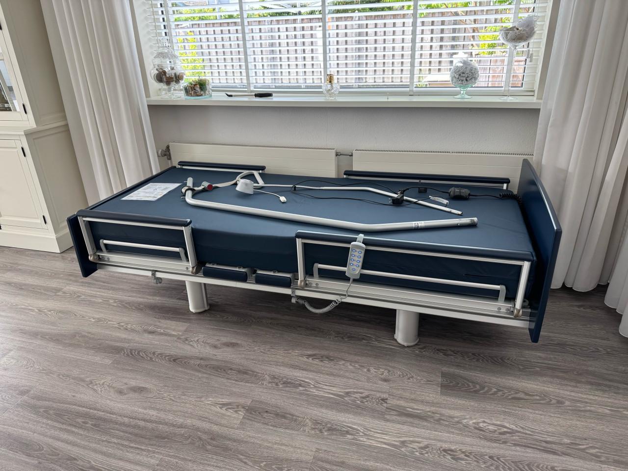 Hoog-laag bed van groot formaat(90x220) van nog geen half jaar oud,