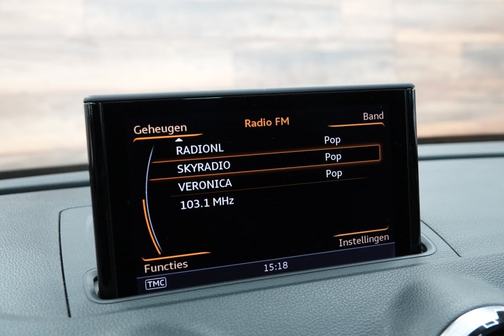 Audi A3 limousine 1.8 tfsi | panorama | leder | camera | pdc |