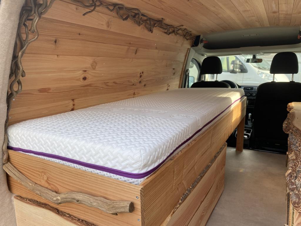 Volkswagen Caddy betimmerd met 1 persoons minicamper interieur - kan eruit