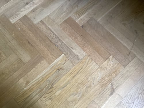 Wie komt mijn houten vloer opschuren?