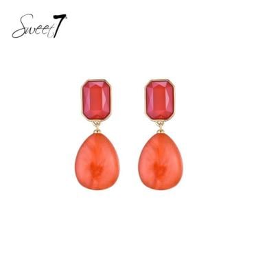 Rode oorbellen met een vierkant oor stukje en ovale hanger