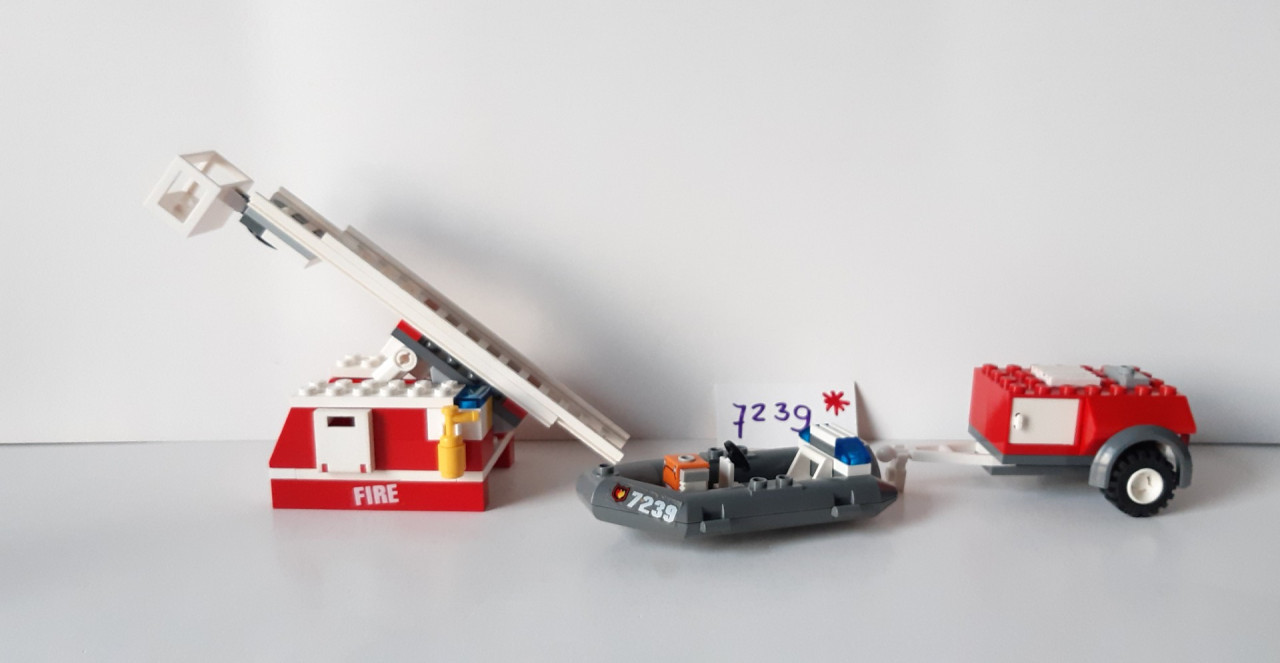 Lego 7239 brandweer ladderwagen met aanhanger en bootje.