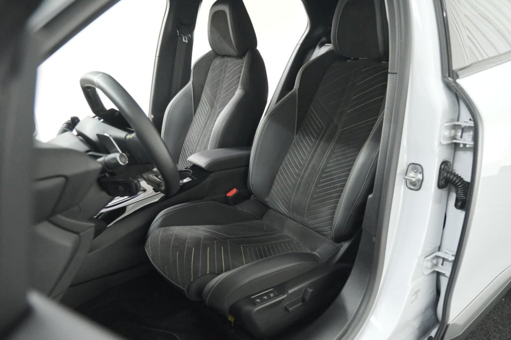 Peugeot 2008 puretech 130 eat8 gt | 360 camera | stoelmassage | adaptieve c