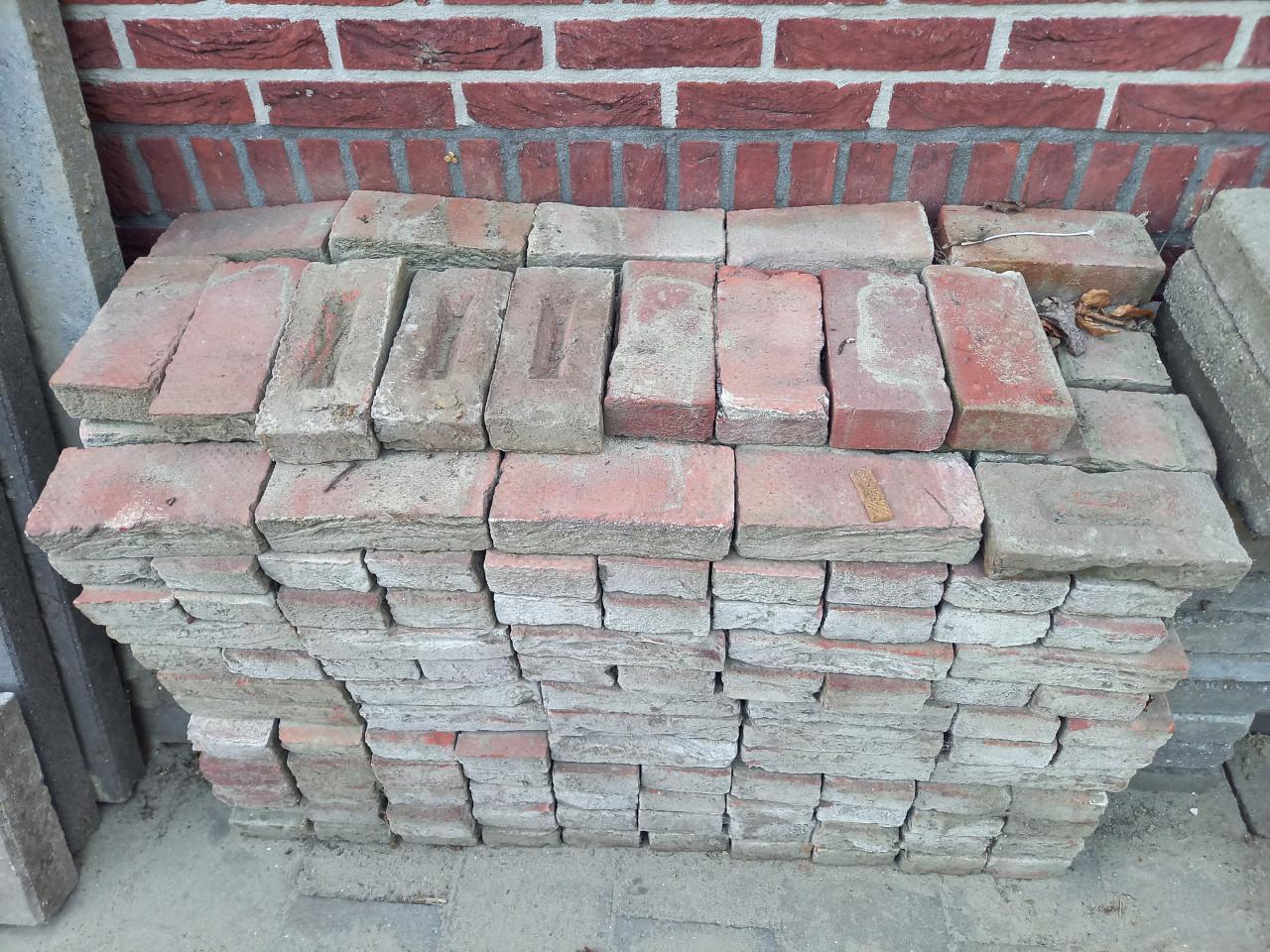 250 stuks metselstenen rood 20x10x5 voor b.v. tuinmuur