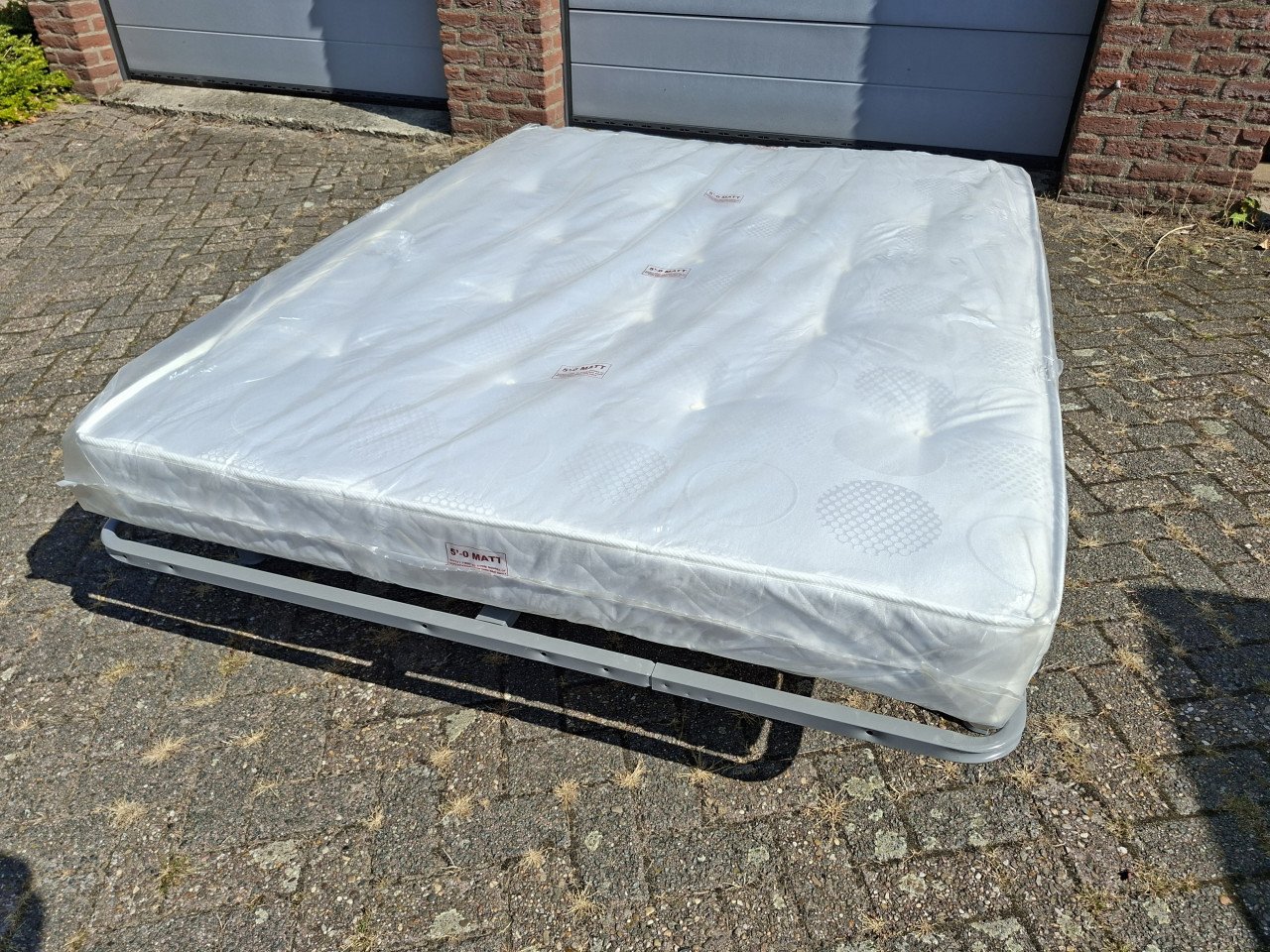 Stalen bedframe met lattenbodem ( incl. matras).
