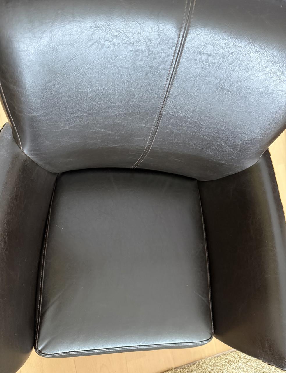 Zeer mooie Fauteuil, hele goede zit. Engelse stijl.  Leder/ loom vlechtwerk