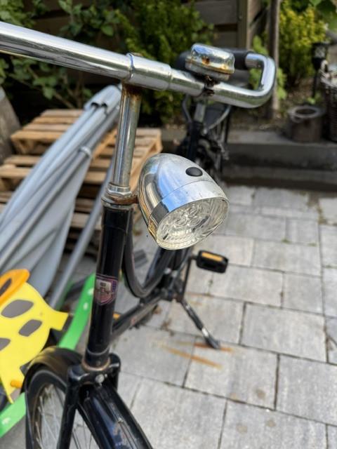 Zwarte stadsfiets (oma fiets) met verlichting