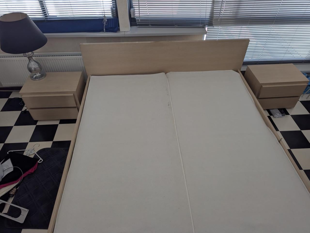 Bed 180 x 200 cm met 2 nachtkastjes
