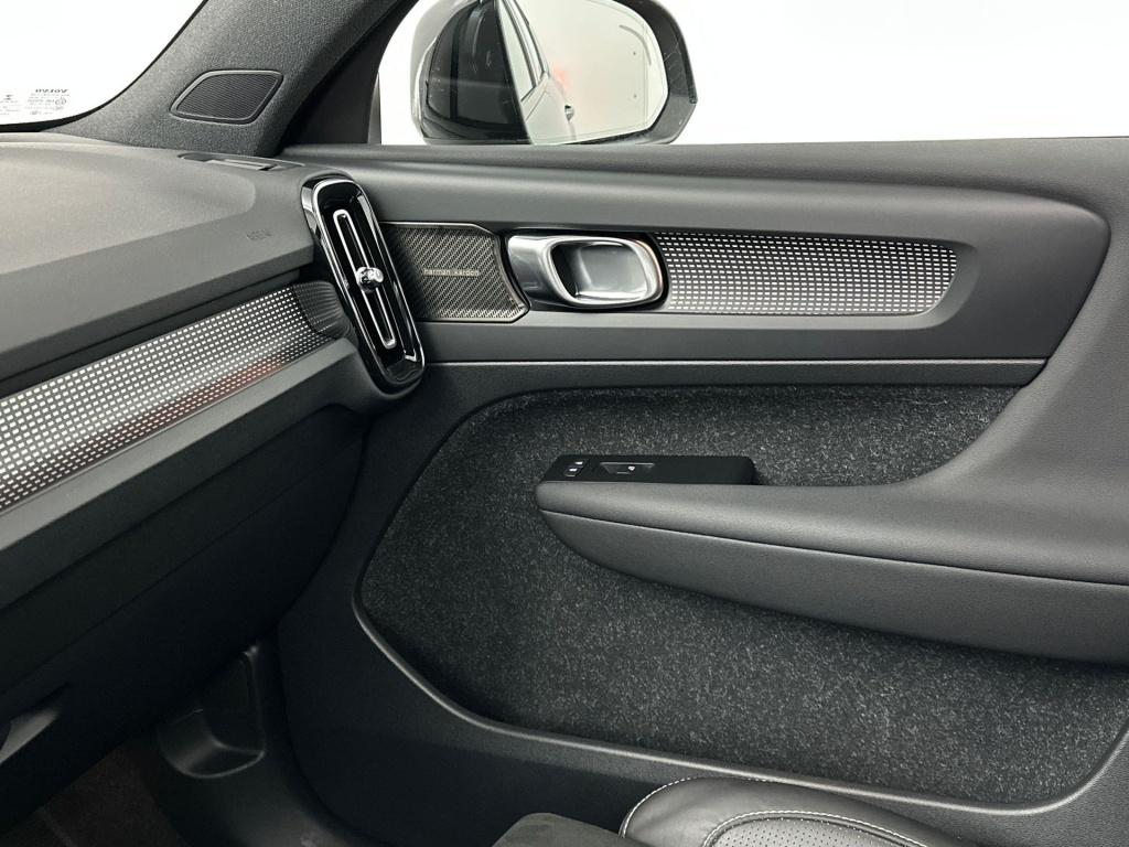 Volvo XC40 p8 408pk awd recharge r-design| pano| 360camera| h&k audio|