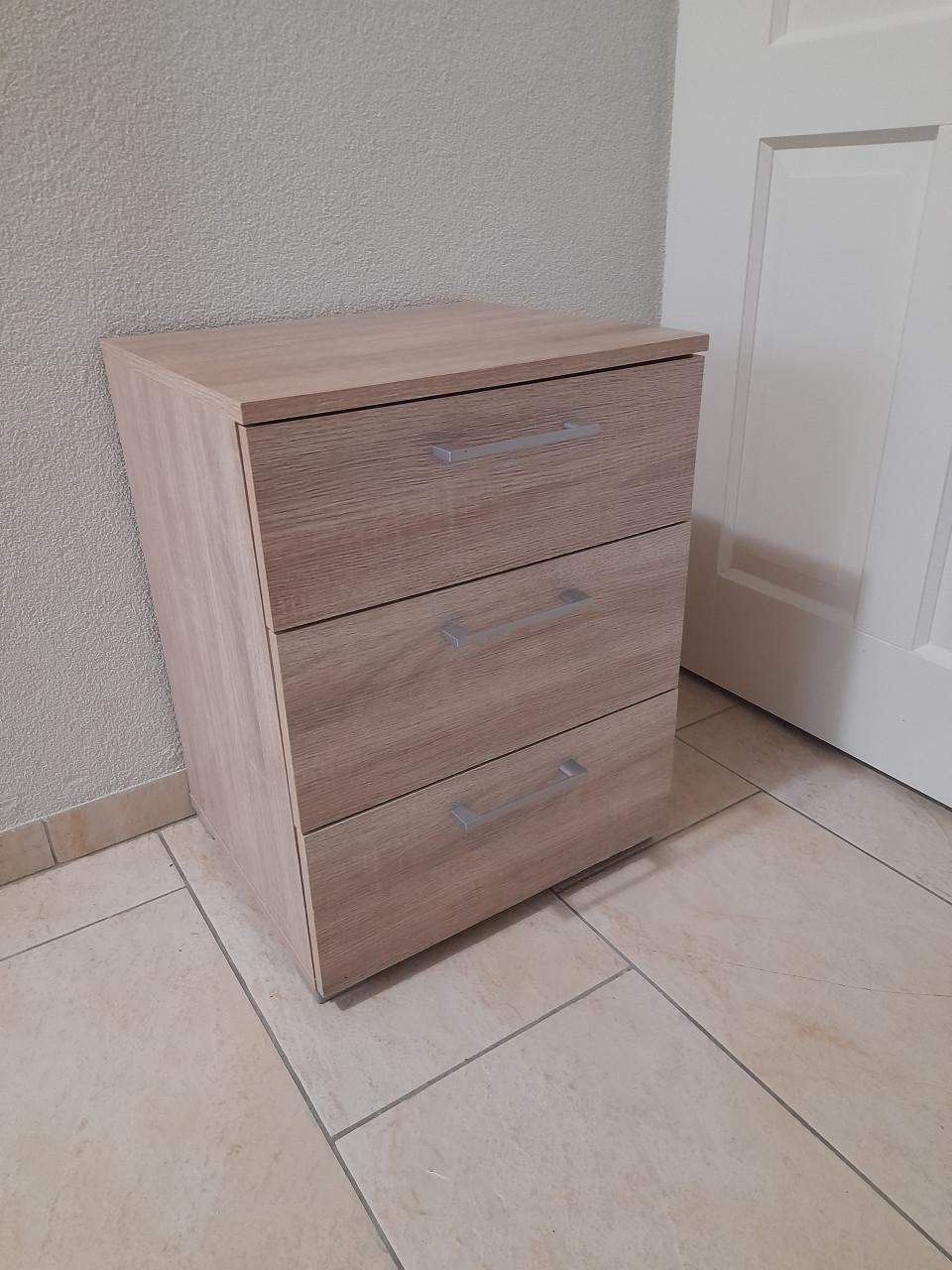 Nachtkastje 45 x 39 x 59H (in goede nette staat )