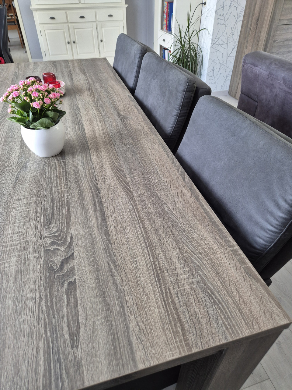 Grote eettafel met stoelen