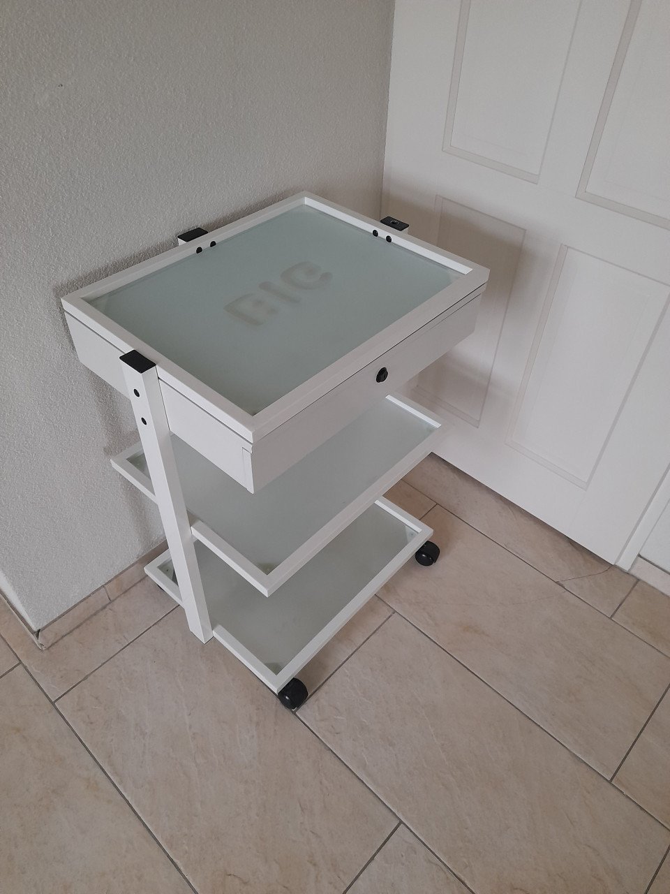 Kaptafel / Make up tafel op wielen (47 x 60 x 80H) in goede nette staat!