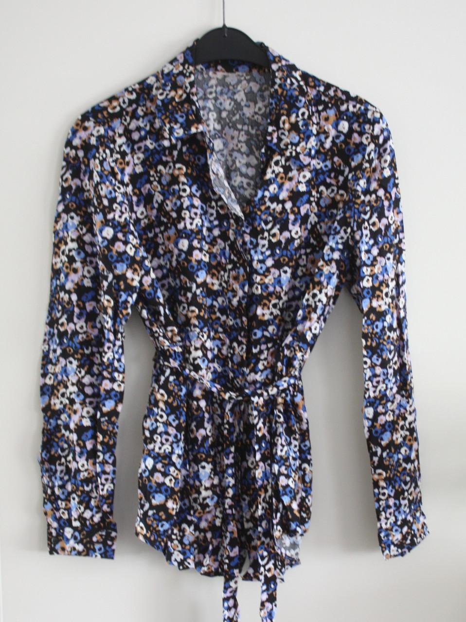 Bloemen blouse met centuur maat m