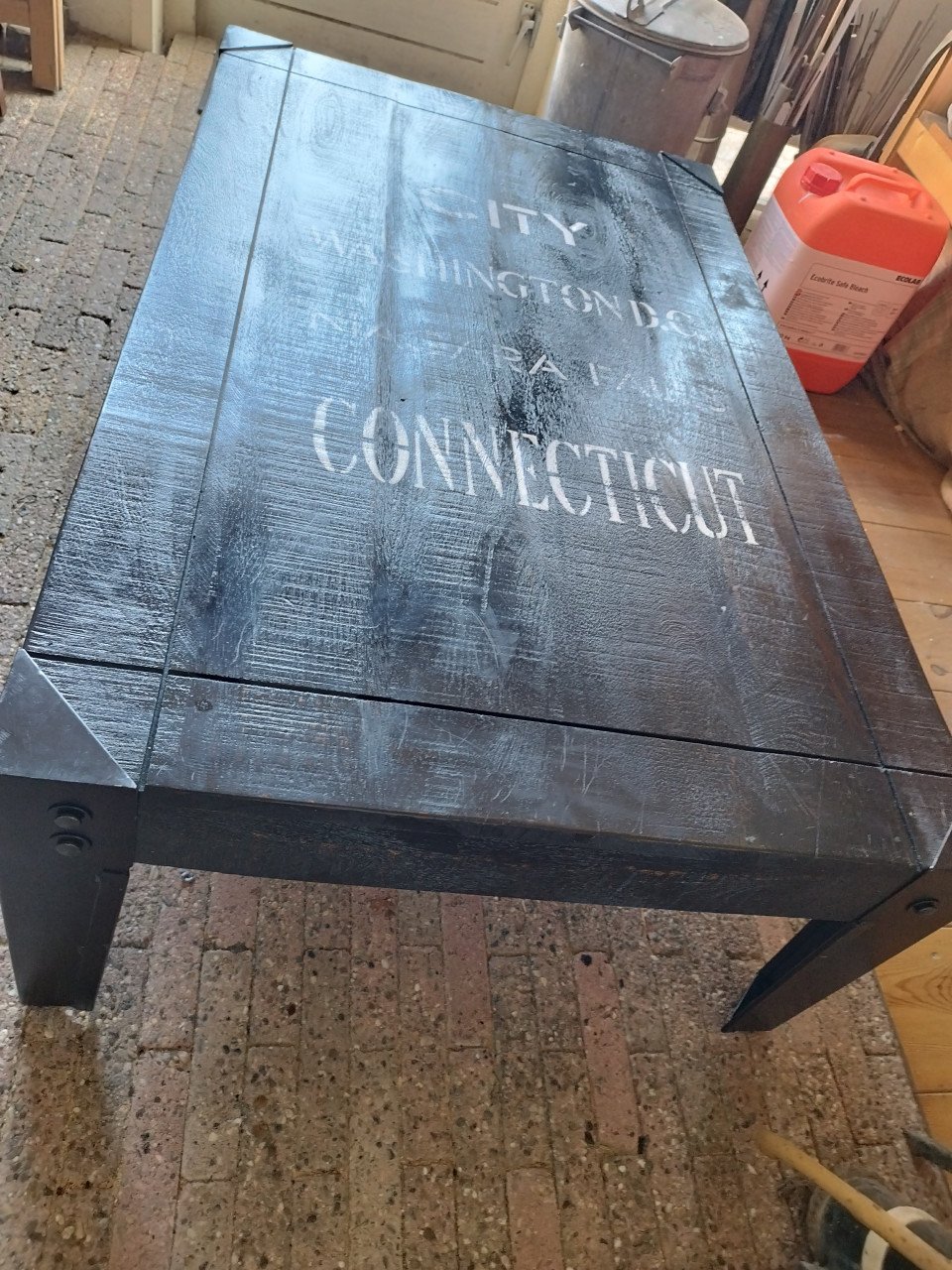 Zwarte robuuste salontafel