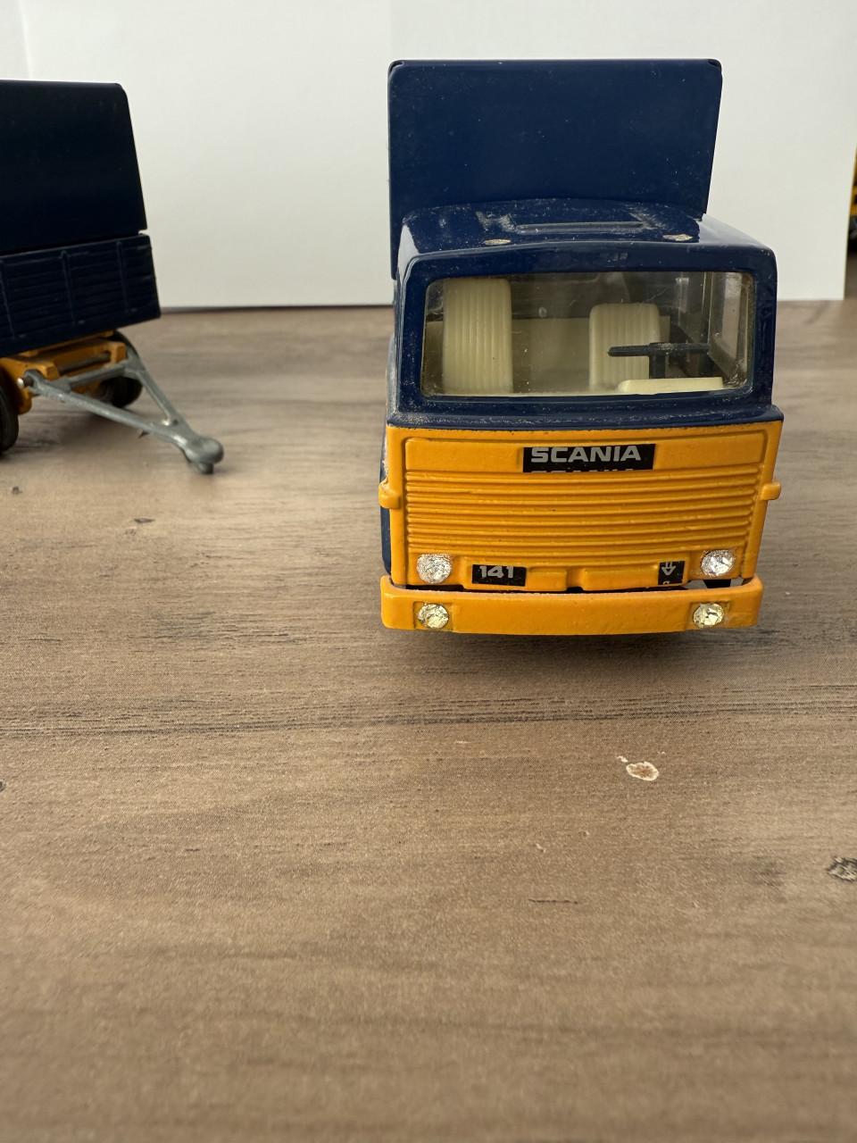 Tekno ASG Combinatie Scania 141 bakwagen met aanhanger.