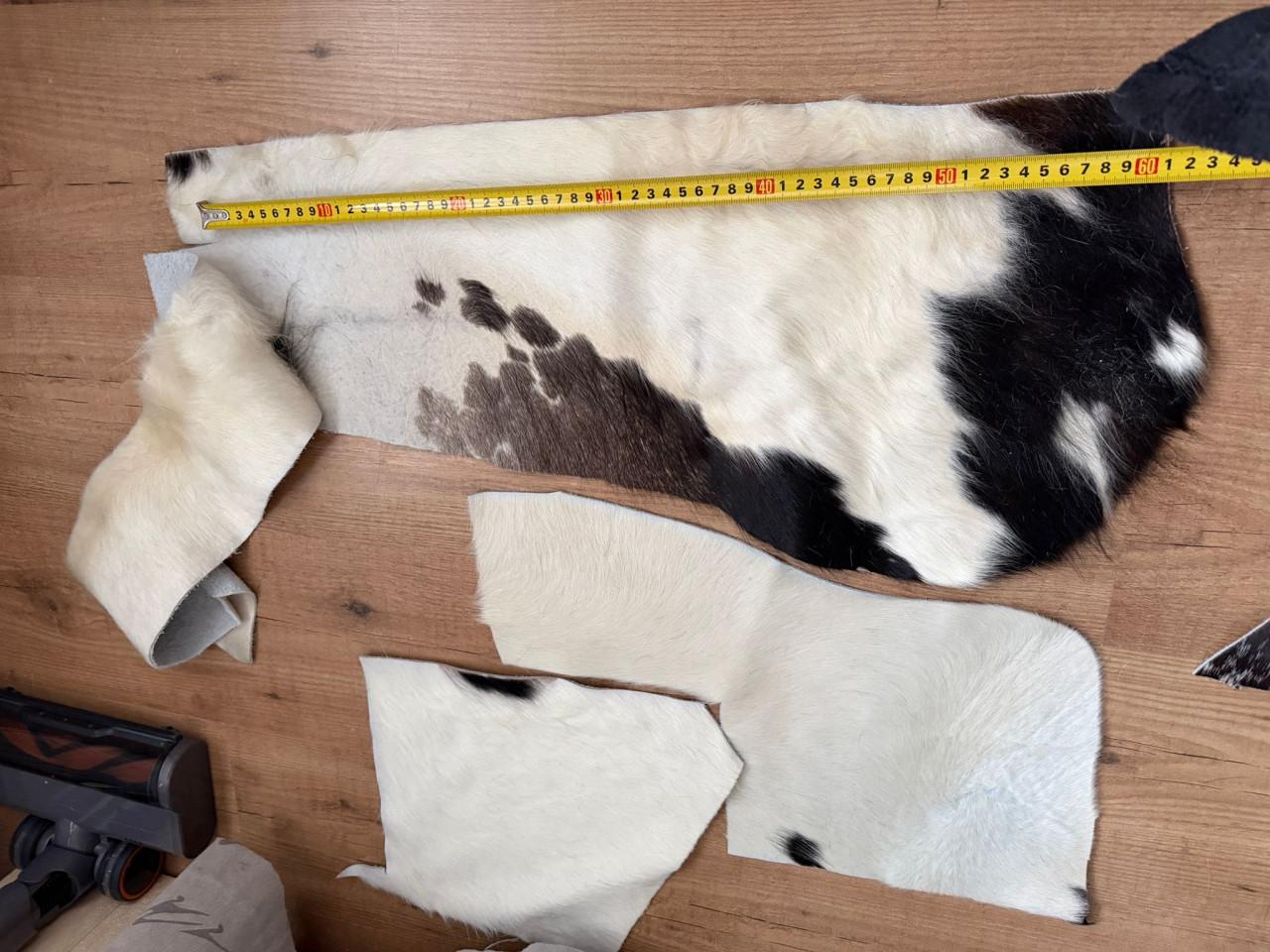 Doos vol met lapjes koeienhuid