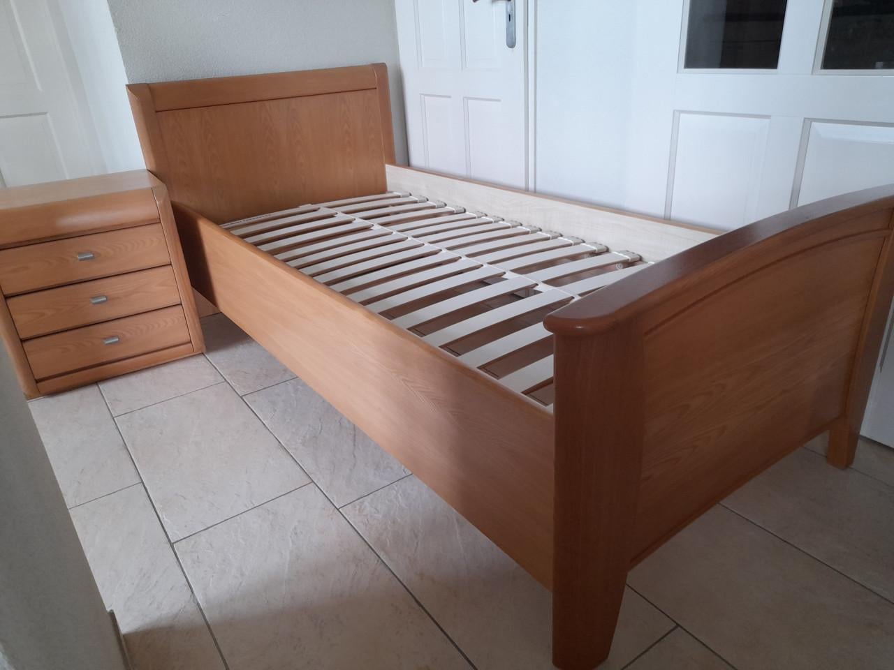 Senioren bed  met nachtkastje 90 x 200 (in goede nette staat )