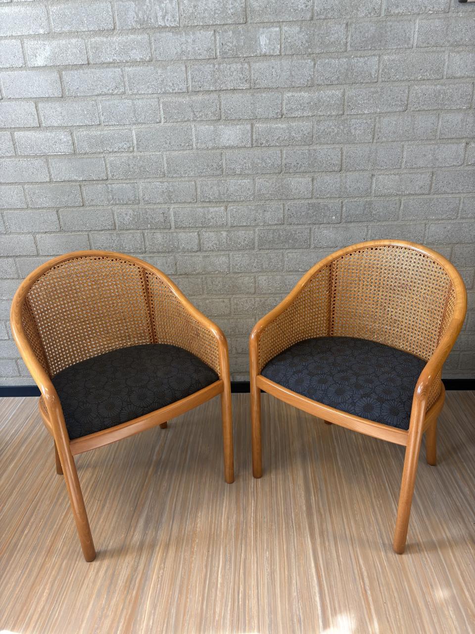 2 vintage beukenhouten armstoeltjes met fijn gevlochten webbing-rugleuning