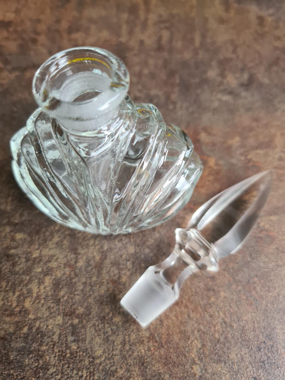 Prachtige decoratieve glazen stolp op voet, inclusief twee stolpflesjes