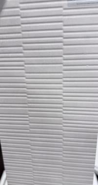 Witte wandtegels met reliëf 30 x 90