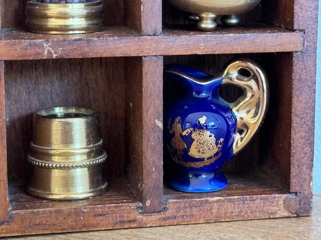 Sfeervol houten letterbakje gevuld met 16 messing miniaturen, vintage