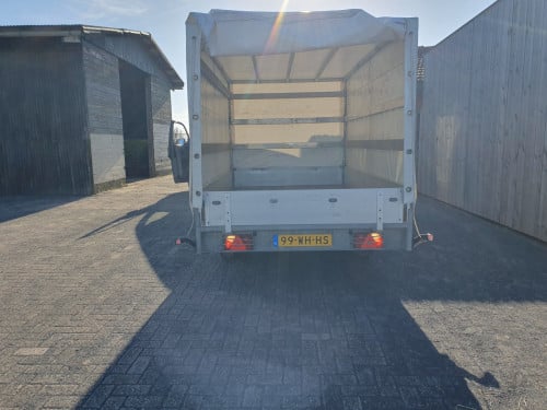 Aanhanger met huifopbouw
