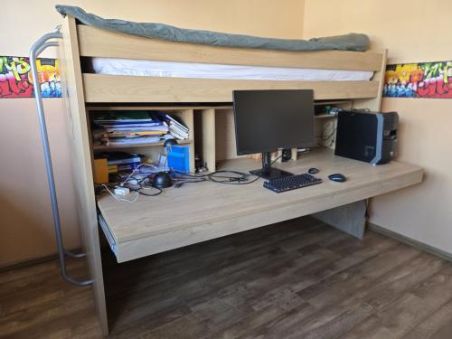 Hoogslaper met ruim uitschuifbureau