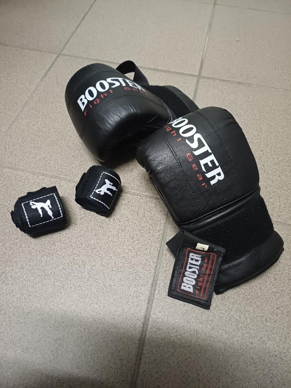 Te koop staande bokszak met bokshandschoenen zgan