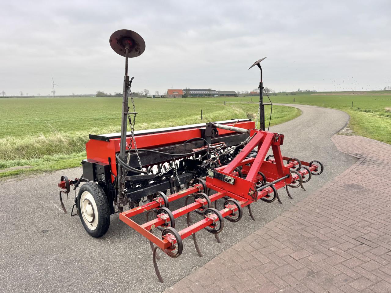 Roger zaaimachine met triltand eg 3 Mtr