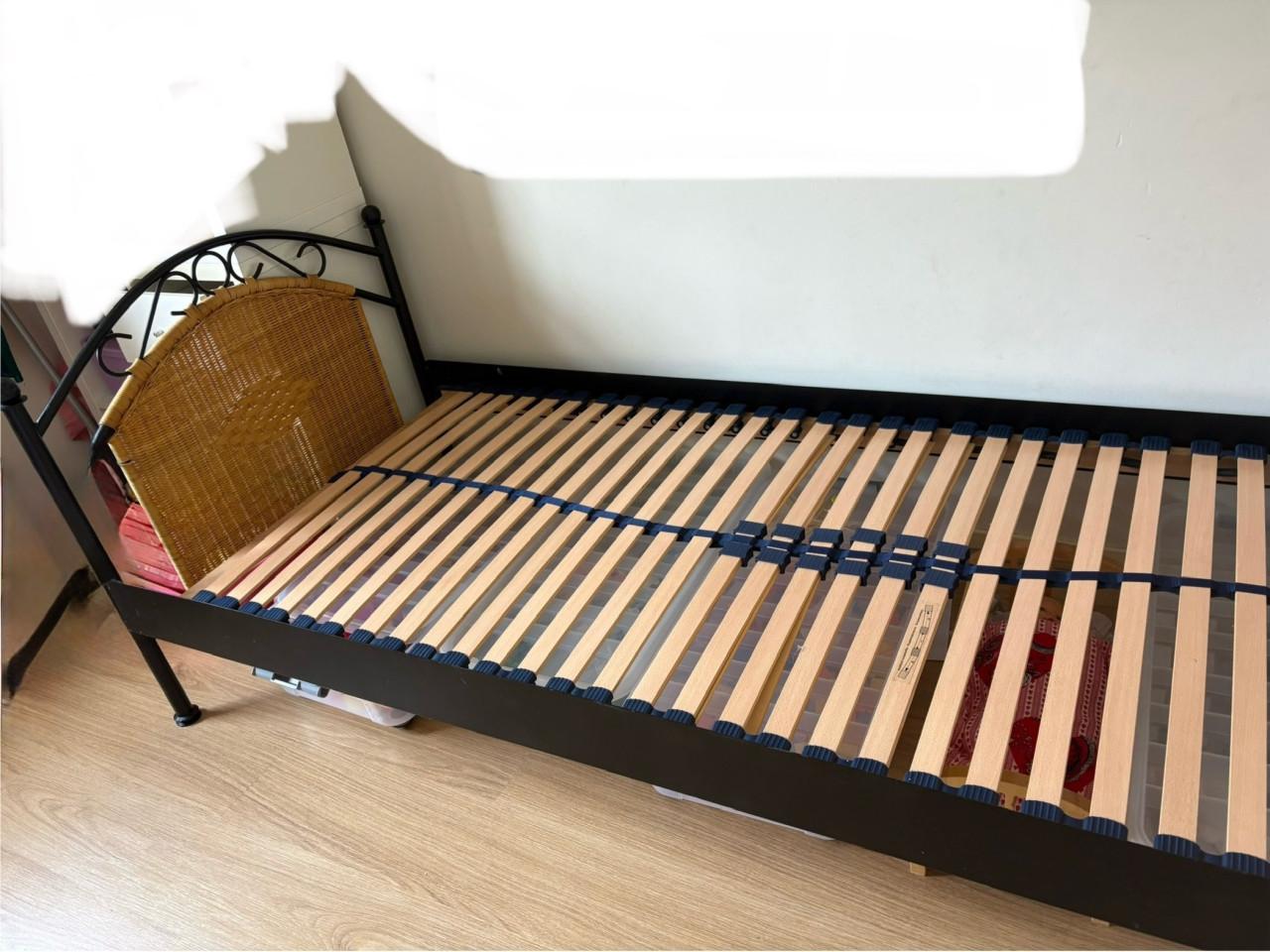 Metalen bed; zwart met rotan; 90x200
