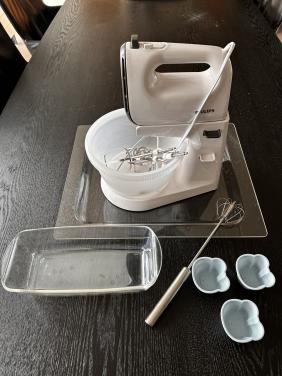 Philips mixer met roerkom, haken en glazen bakplaat.