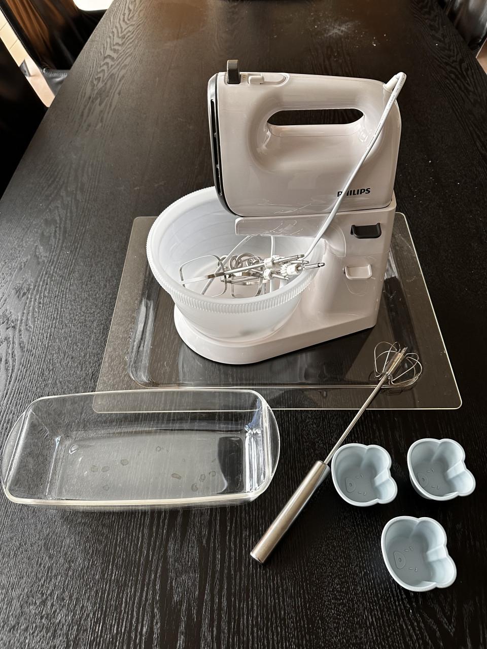 Philips mixer met roerkom, haken en glazen bakplaat.
