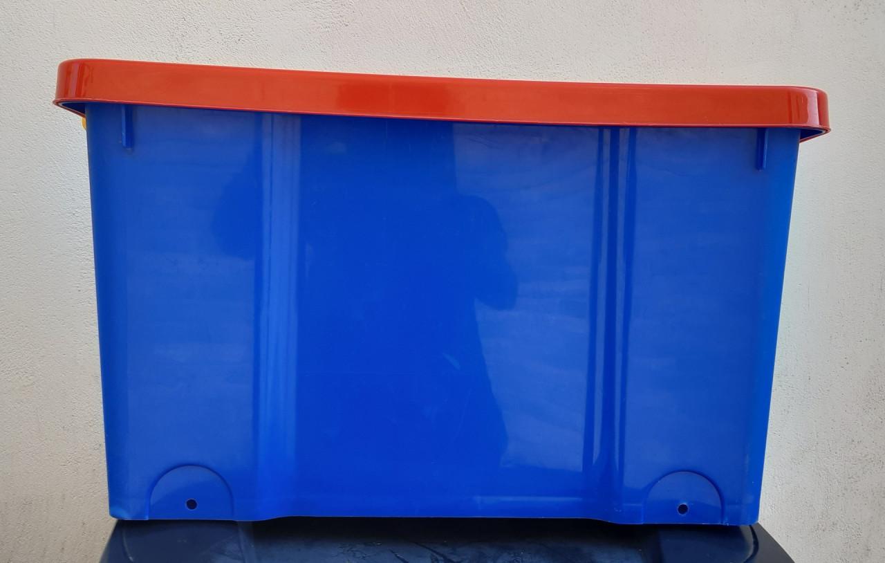 Grote opbergdoos in de vorm van een Lego steen, zonder wielen.