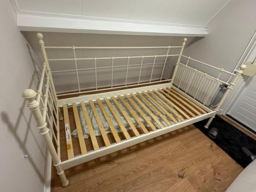 Wit metalen bed van Ikea, model Tromsnes