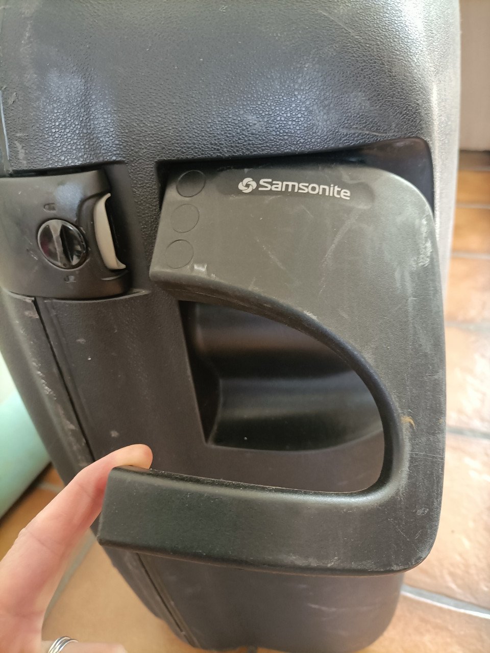 Stevige Samsonite (harde) koffer met 2 wielen en cijfer slot. Maten: L75 cm