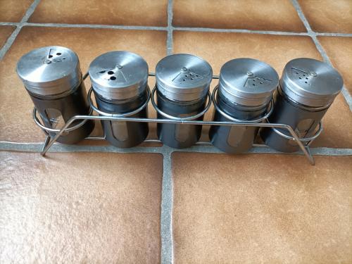 Kruidenrekje met 5 zwarte potjes met een venster. Inhoud 80 ml.